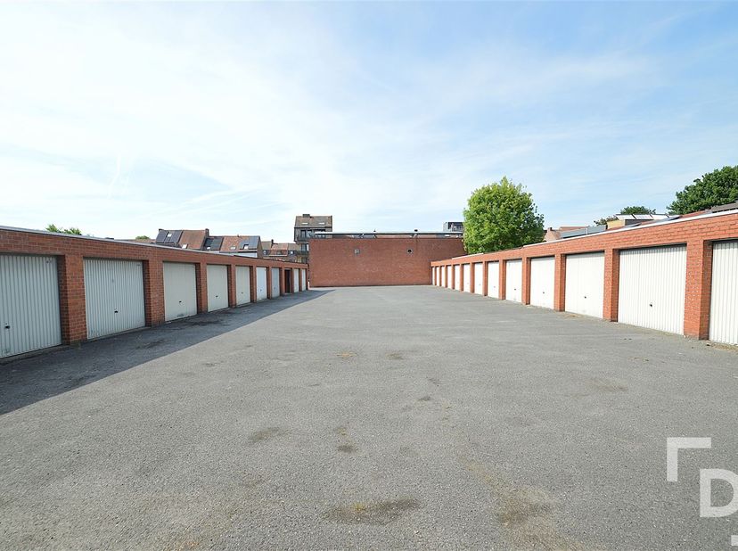 In de Brugseweg te Ieper vinden we deze verhuurde garage.<br />
<br />
Bent u investeerder en op zoek naar een goede vastgoedbelegging dan is deze g