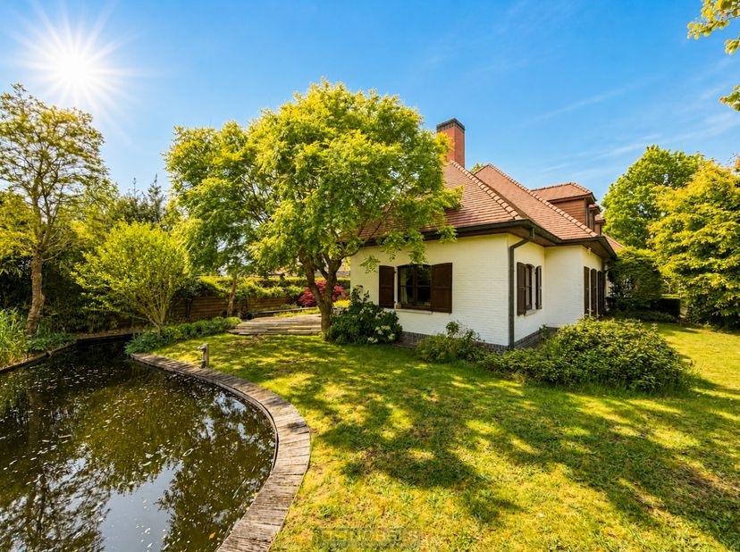 PRACHTIGE ENERGIEZUINIGE VILLA, gelegen op een VLOT BEREIKBARE LOCATIE&amp;nbsp;te Merelbeke, op een MOOI PERCEEL van ca. 980 m². Met een BEWOONBARE OPPER