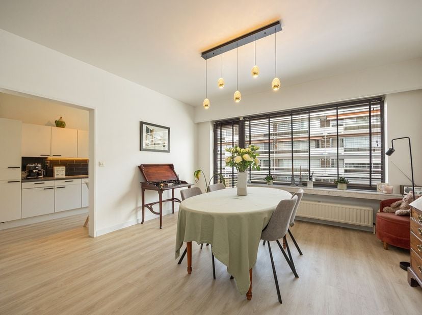 Op zoek naar een stijlvol en instapklaar appartement op een rustige, maar vlot bereikbare locatie? Dit volledig gerenoveerde appartement op de eerste