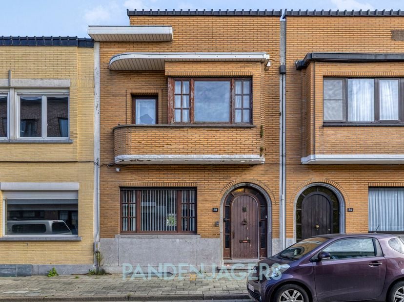 Ontdek het potentieel van deze ruime rijwoning, ideaal gelegen in het hart van het centrum. Dit pand biedt alle troeven voor wie op zoek is naar een k