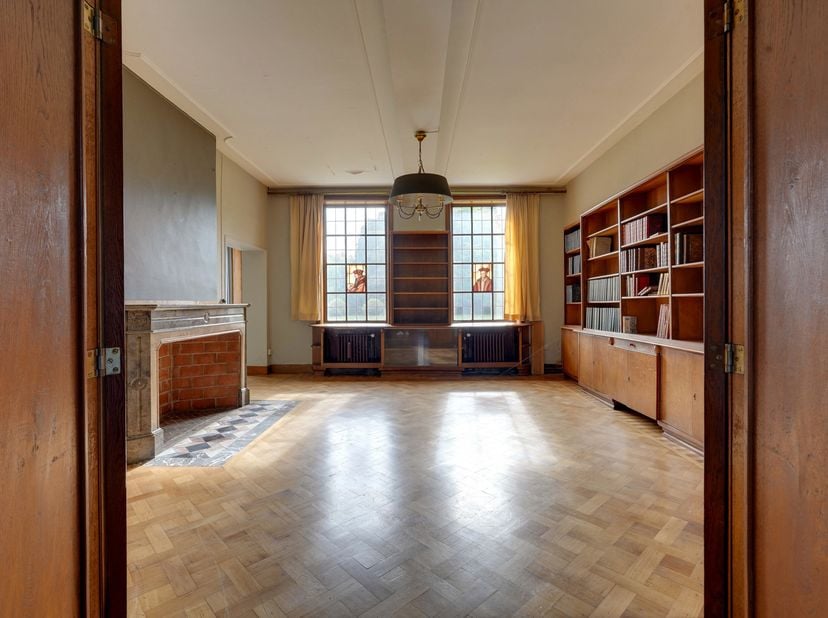 Gelegen in het centrum van Silly, op wandelafstand van winkels, scholen en alle voorzieningen, biedt deze prachtige karakterwoning een perfecte combin