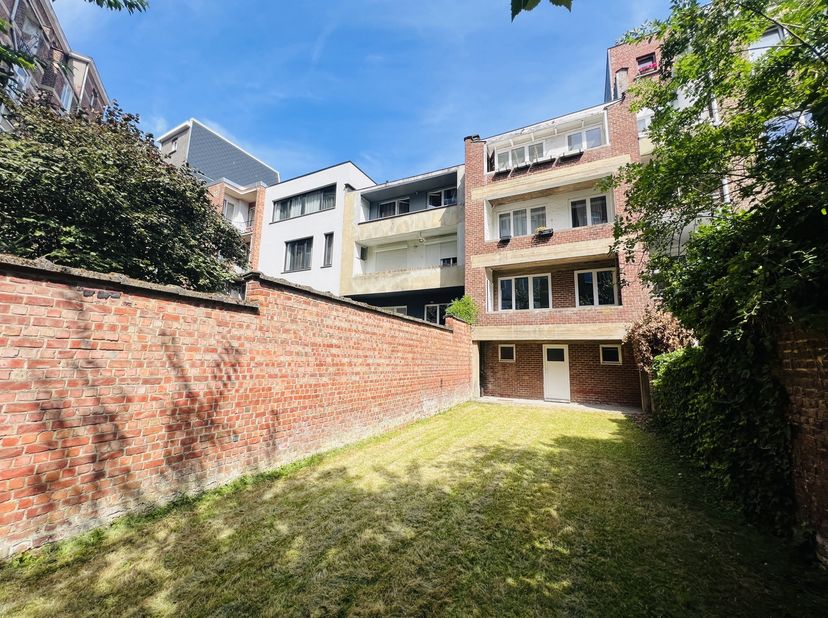 SINT-LAMBRECHTS-WOLUWE – Eerste bewoning na renovatie – Ideaal gelegen nabij het Georges Henri-park en metrostation Gribaumont, in een rustige en aang