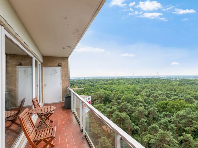 Dit instapklare appartement combineert een panoramisch zicht met hedendaags wooncomfort. Dankzij de ligging op de 13e verdieping geniet je elke dag va