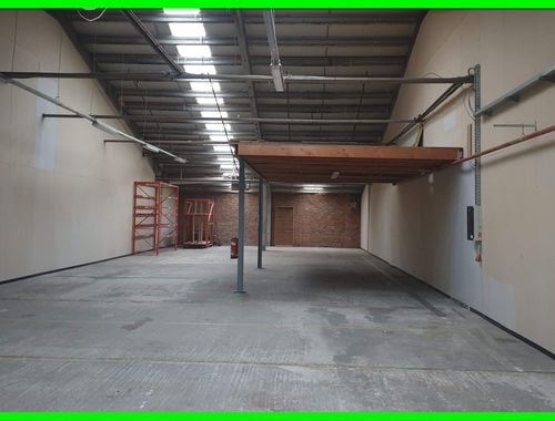                             Bedrijfsgebouw te huur in Poperinge
