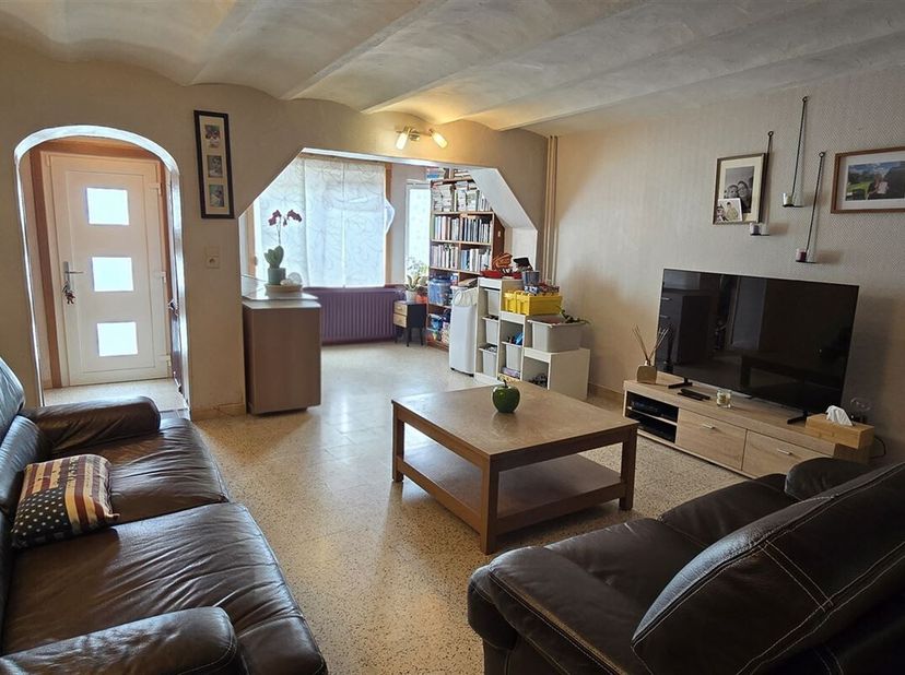 Charmant huis met 4 slaapkamers op 3 are en 74 centiares grond, midden op het platteland in het dorp Wiers.  <br />
Deze woning heeft een oppervlakte