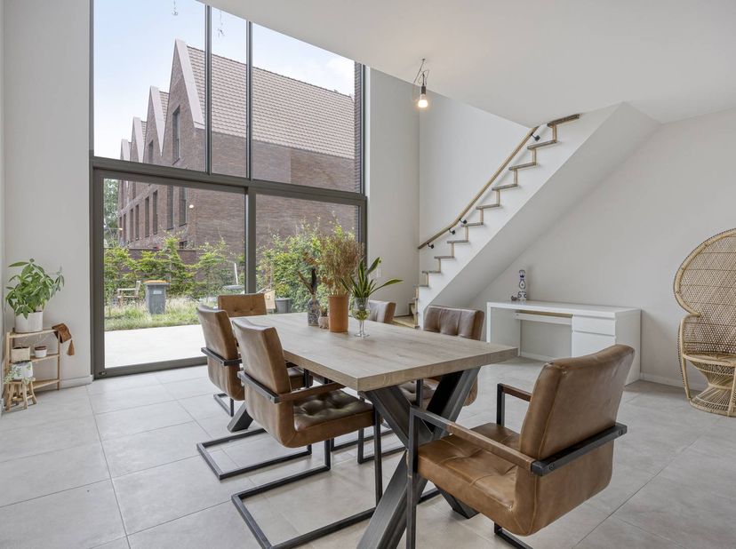 Zoek je een huis te koop dat modern en energiezuinig is? Dit trendy, instapklare pand in Oud-Rekem, Lanaken, is een unieke kans. Het 'Mooiste dorp van