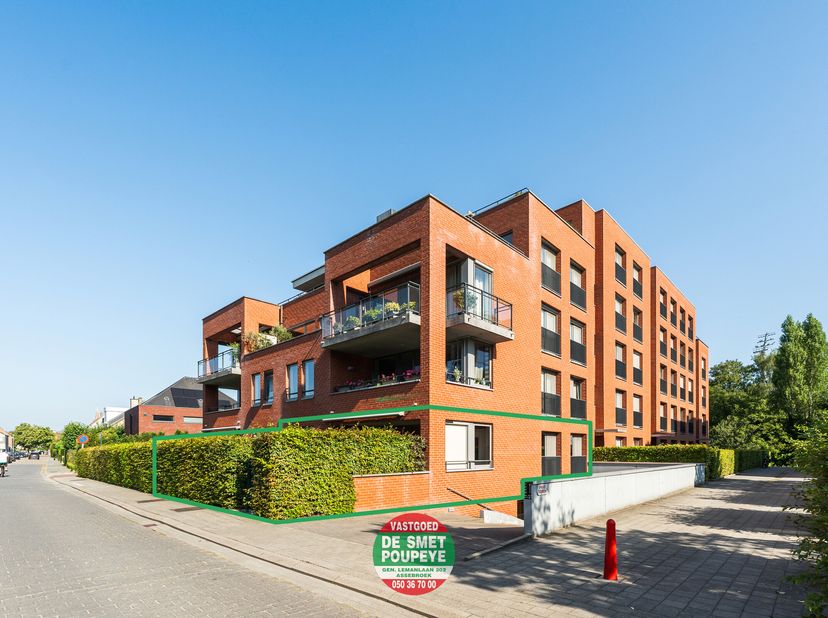 Dit instapklare gelijkvloers appartement met twee slaapkamers, gebouwd in 2008, is gelegen in de Blekerijstraat te Assebroek, een uiterst rustige en g