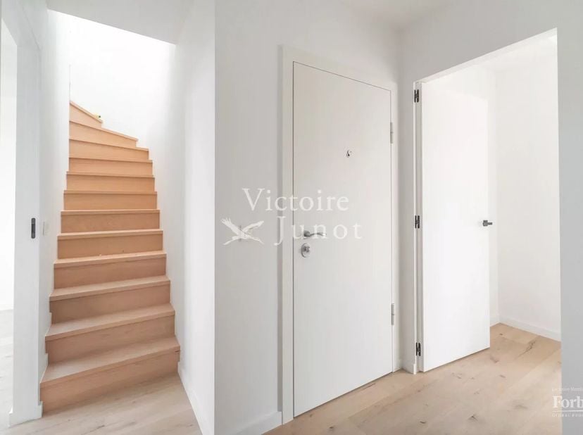 In een van de meest gegeerde wijken van Elsene ontdekt u dit prachtige duplexappartement met 3 slaapkamers, dat een grondige renovatie heeft ondergaan