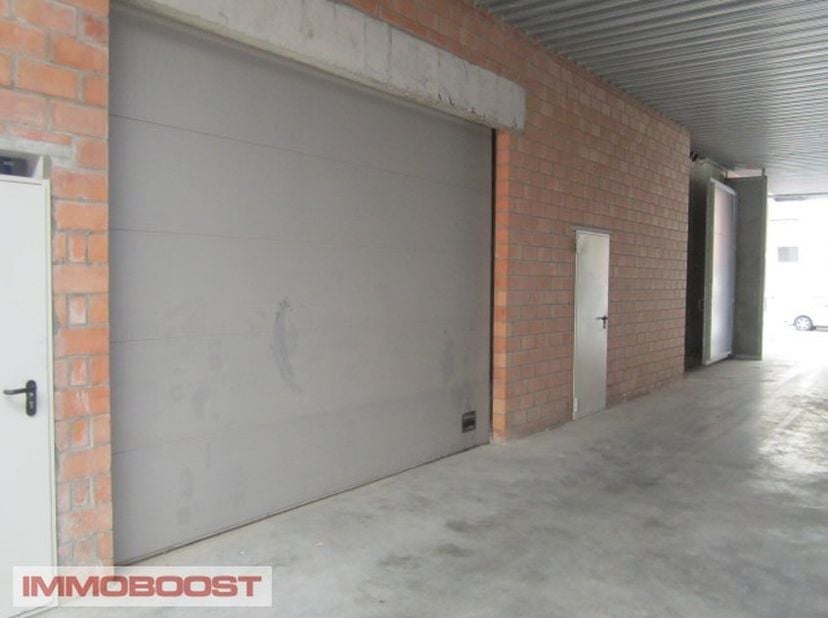 Antwerpen - Hobken , professionele MAGAZIJN - UNIT van 100m², hoge sectionaalpoort, water, elektriciteit, sanitair, drijfkracht, 100% veilig en droog!