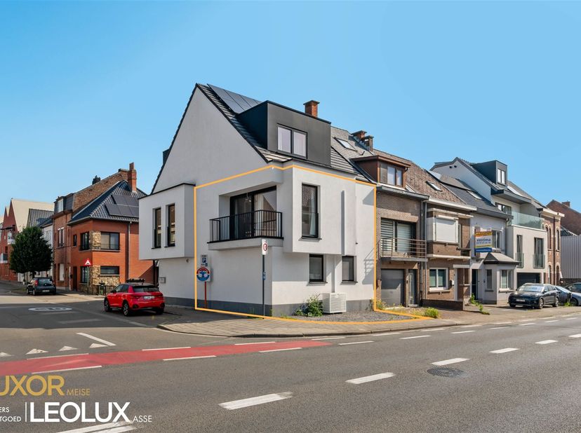 Welkom in dit prachtige, modern ingerichte appartement in Aalst! Dit stijlvolle woonpand nodigt u uit om zich thuis te voelen met zijn eigentijdse des