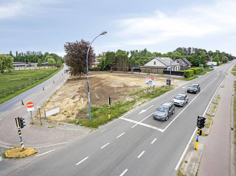 Bouwgrond te koop in Kontich<br />
<br />
Deze bouwgrond is gelegen op de Duffelsesteenweg op de hoek met de Pronkenbergstraat<br />
<br />
Bijzonderh