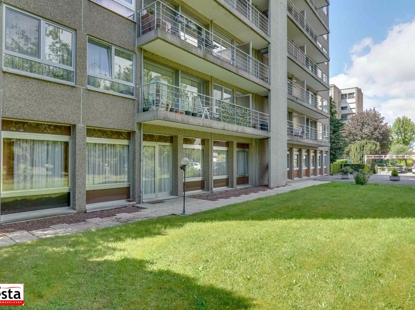 Dit gelijkvloers appartement ligt in de Festraetsstraat, een weg nabij het centrum van Sint-Truiden waar enkel lokaal verkeer passeert.<br />
Het appa