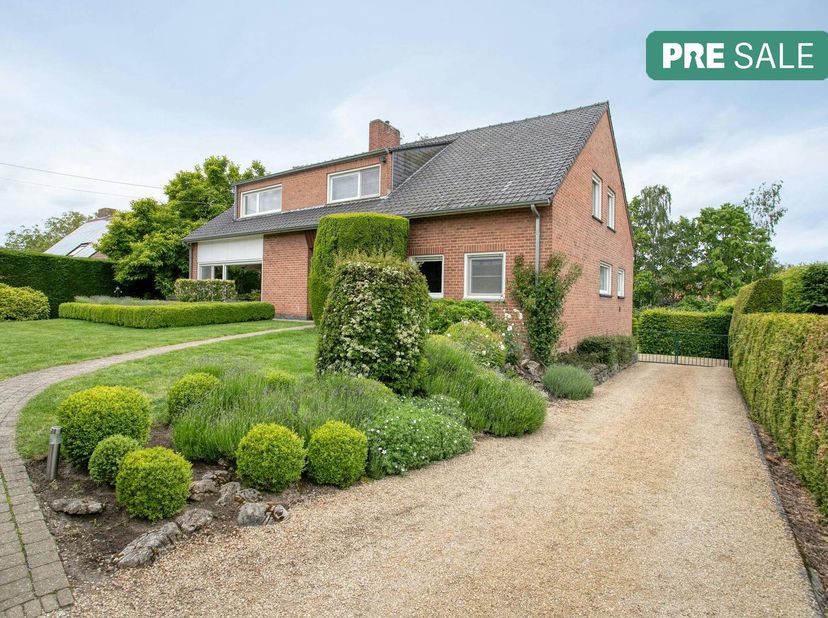Vous recherchez une maison exceptionnellement spacieuse offrant de nombreuses options dans un emplacement stratégique ? Alors cette propriété seigneur