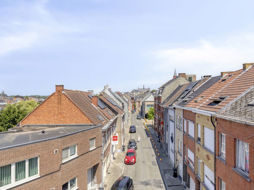 Deze woning bestaat uit twee woonentiteiten, waarvan voor €238 000, de drie bovenste verdiepingen met twee terrassen te koop staan. De gelijkvloerse v