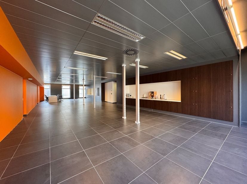 In het stadscentrum van Ieper bevindt zich deze instapklare kantoorruimte van +/- 317 m² aan het Colaertplein.<br />
<br />
De ligging in de stadskern