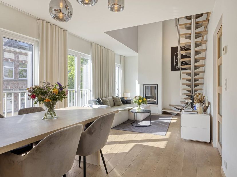 Dit instapklare duplex appartement in een recente residentie van 2010 combineert moderne architectuur met veel licht en een verrassend ruimtelijk gevo