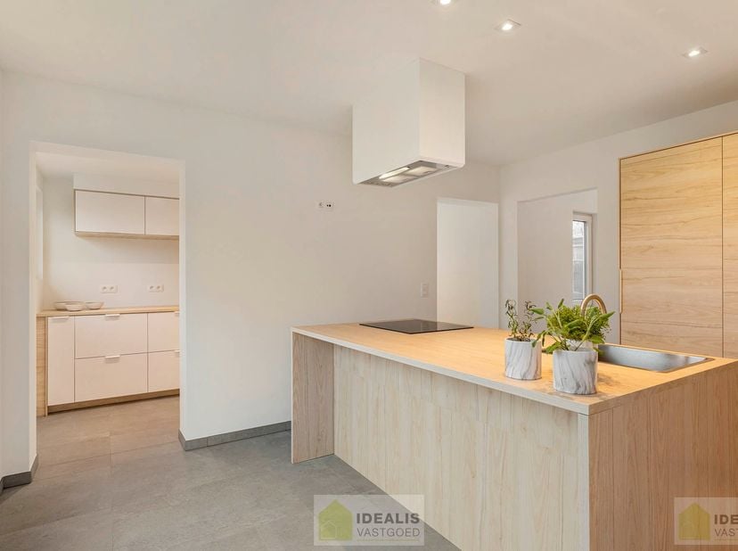 IDEALIS VASTGOED – Schitterend volledig vernieuwde woning met een heerlijke open leefruimte, luxe keuken, 3 ruime slaapkamers, twee badkamers én een r