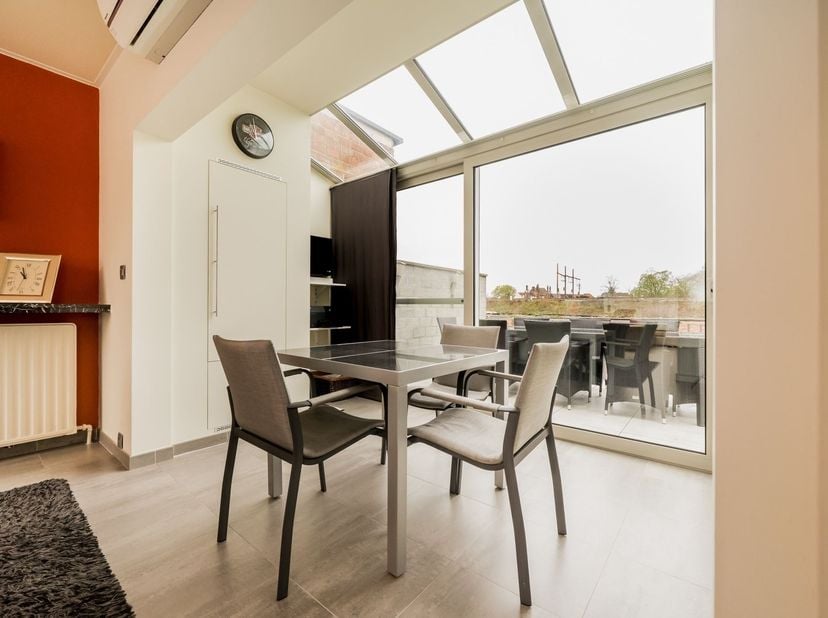 Deze verzorgde bel-etagewoning combineert comfort, ruimte en een praktische indeling op een uitstekende locatie.<br />
Op het gelijkvloers is een rui