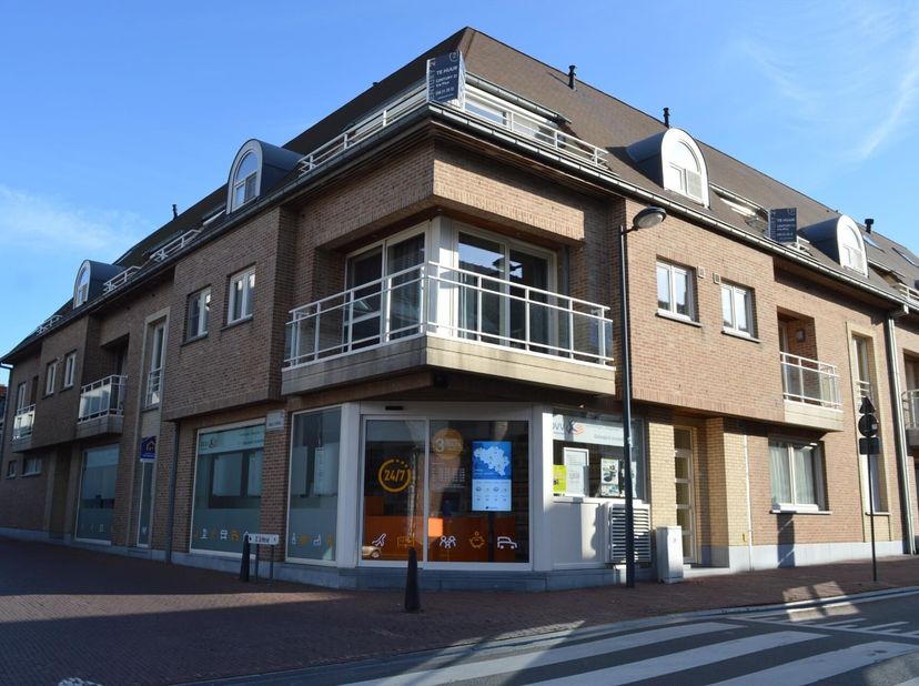 Energiezuinig appartement onder de kerktoren in Bellegem. U wenst alles kort bij de hand en wonen in het centrum dan moet u dit duplex appartement zek