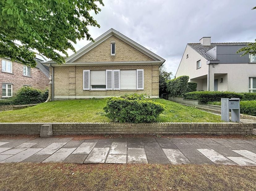 Villa de plain-pied avec 2 chambres et bel espace extérieur à louer à Sint-Andries. La maison bénéficie d'un emplacement idéal à proximité du centre d