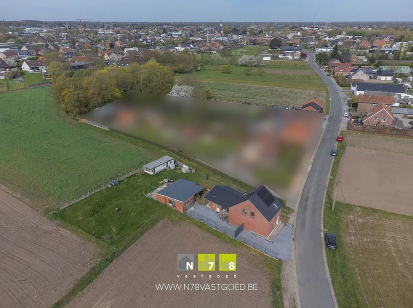VRIJSTAANDE WONING MET 4 SLAAPKAMERS GELEGEN OP EEN GROENE LOCATIE MET VRIJ ZICHT OP EEN PERCEEL VAN 09A 58CA TE BREE<br />
TROEVEN<br />
- Rustig, la