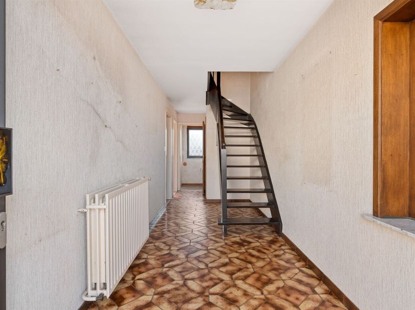 Te renoveren HOB Bel-etage (162m²) met 3/4 slaapkamers, aangelegde tuin, 4 garages en 4 autostaanplaatsen op toplocatie te Edegem! <br />
<br />
<br