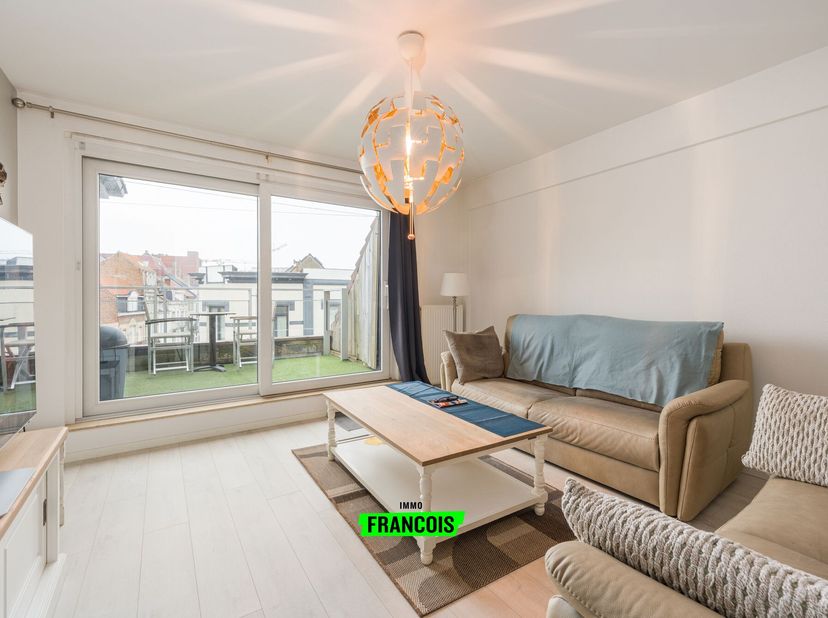 Cet appartement duplex lumineux est situé dans un emplacement extrêmement central à Blankenberge, dans une résidence récente et soignée offrant tout l