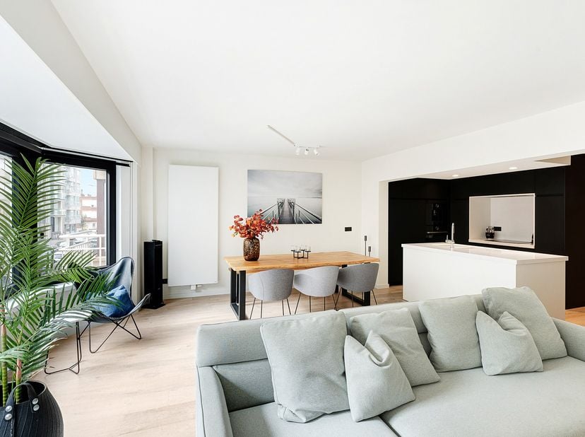 Op een topligging vlakbij de Zeedijk verkopen wij dit gerenoveerd appartement met drie volwaardige slaapkamers en een prachtig zijdelings zeezicht. Ge