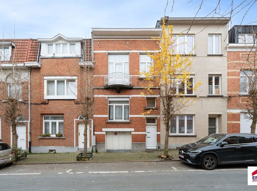 À vendre: maison fermée pleine de caractère au centre de Jette, à deux pas des écoles, commerces et transports en commun. Construite entre 1919 et 193