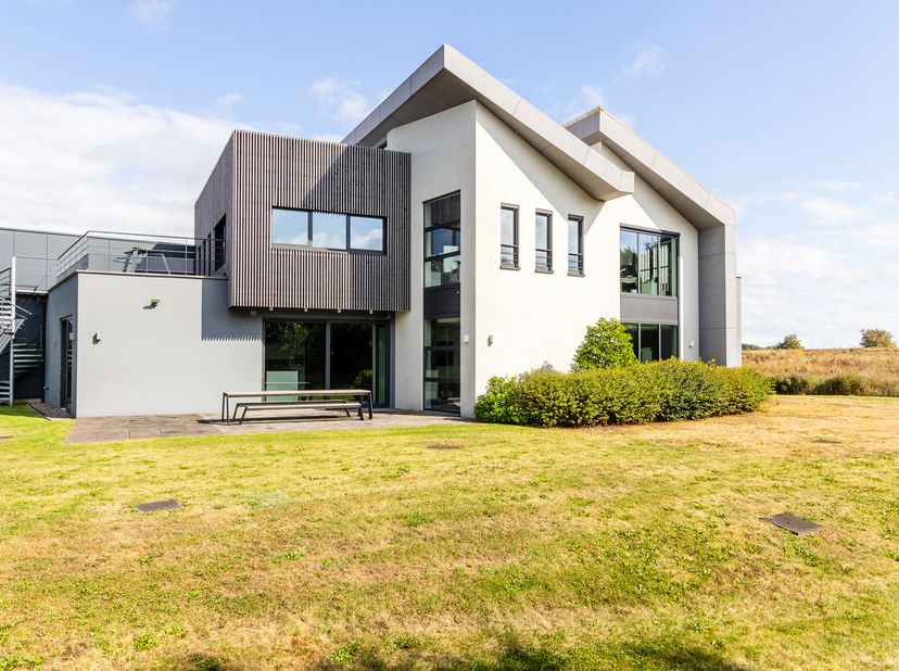 Magnifique bâtiment combinant Bureaux haut de gamme et espace Entrepot/Atelier<br />
UNIQUE PROCHE DE WAVRE AUX PORTES DE BRUXELLES - IDEAL POUR STOCK