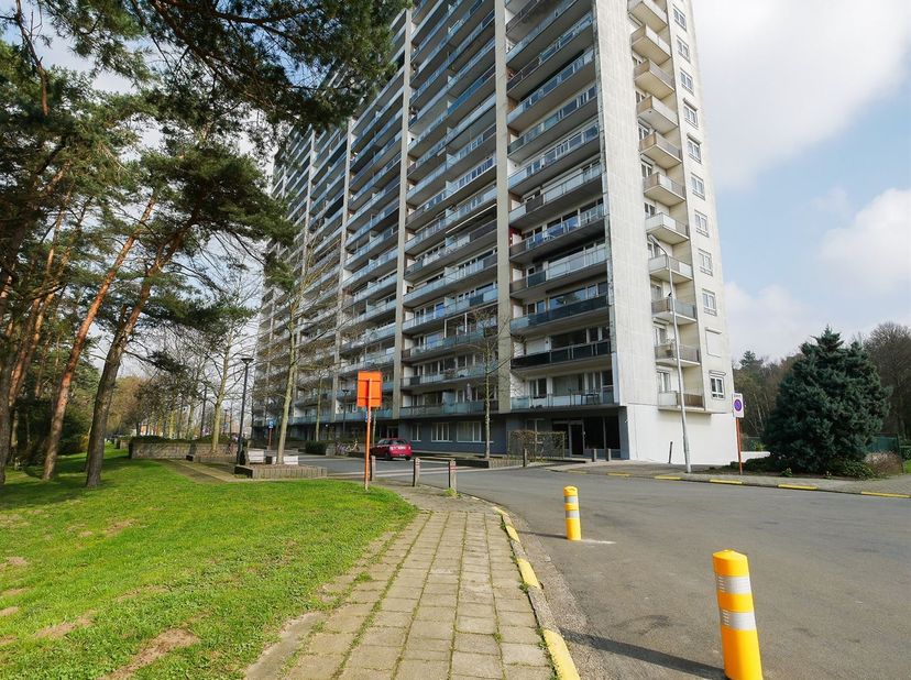 Il s'agit d'un studio de plain-pied (35 m²) situé dans un grand immeuble.<br />
<br />
En entrant dans le studio, on se trouve dans le hall d'entrée é