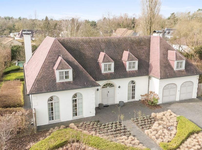 Prachtige villa op een perceel van 1.500m² in het groene Sint-Job<br />
<br />
In een rustige en gegeerde villawijk, nabij het centrum van Sint-Job