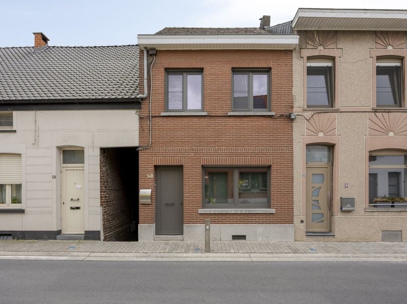 Ontdek deze leuke en veelzijdige stadswoning die tal van mogelijkheden biedt, zowel voor eigen bewoning als voor wie extra ruimte zoekt om naar eigen