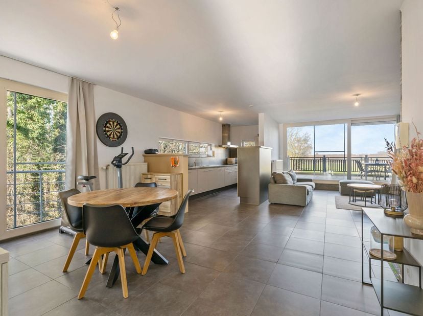 A vendre à Meerbeke : Nous avons le plaisir de vous proposer ce superbe appartement de trois façades au 1er étage.  L'appartement se présente comme su
