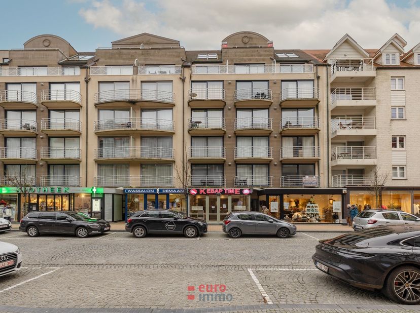 Deze garage ligt op de gelijkvloerse verdieping en is een absolute aanrader op deze toplocatie. Afmetingen: diepte 5,40m; breedte 2,75m; poortbreedte