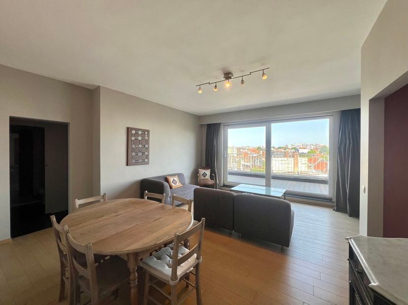 UCCLE - Situé aux abords de la prestigieuse avenue Molière, à proximité de la Place Brugmann, de ses restaurants et transports, lumineux APPARTEMENT (