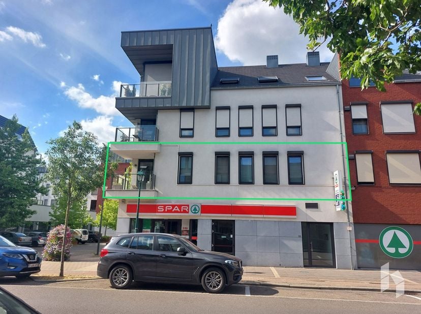Mooi appartement met 2 slaapkamers in het centrum van Leopoldsburg! <br />
Ondergronds is er een parking en berging aanwezig.<br />
Bijzonderheden:<br
