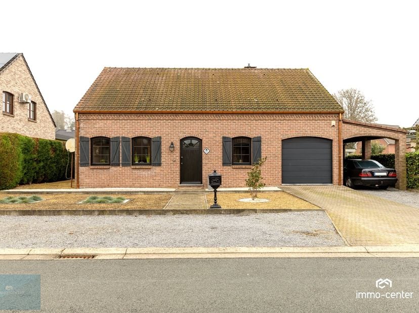 Welkom in de Dalstraat te Opglabbeek, waar deze charmante open woning uit 1995 u verwelkomt met een mooie combinatie van ruimte, comfort en rust.<br /
