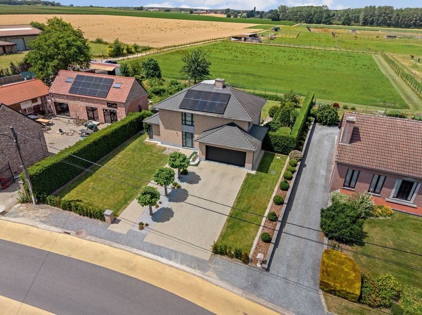 Op een rustige locatie tussen Wellen en Alken bevindt zich deze ruime en perfect onderhouden villa, gelegen op een uitzonderlijk perceel van ca. 1 hec