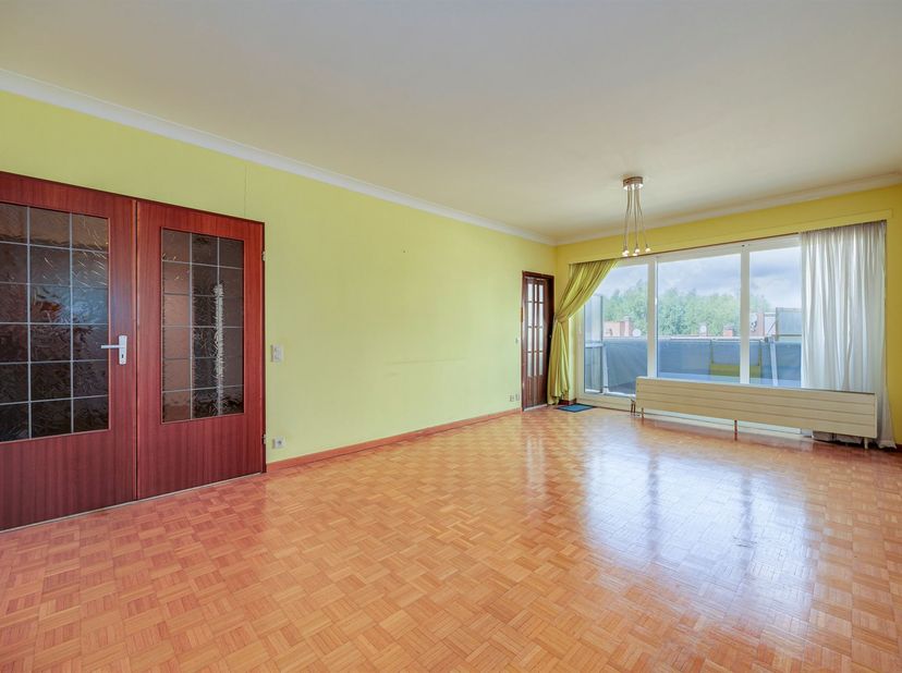 Zonnig en verzorgd 2-slaapkamerappartement met terras en autostaanplaats in Hoboken! <br />
<br />
Dit appartement is gelegen op de vierde verdiepin