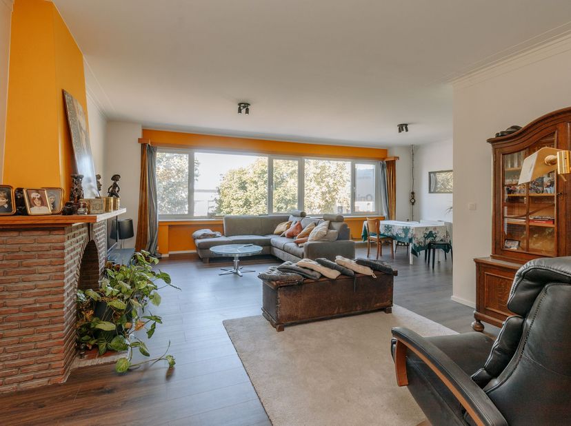 Dit aangename appartement is gelegen op de tweede verdieping van een kleinschalig gebouw met slechts twee appartementen en biedt een mooie combinatie