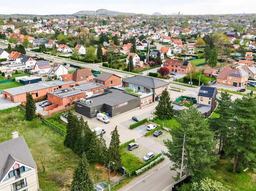 Uitzonderlijk handelspand met appartement op topligging in Genk <br />
Strategisch gelegen nabij de Hasseltweg geniet dit eigendom van uitstekende vis