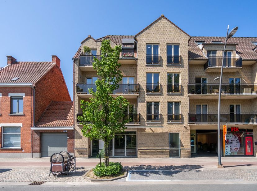 Ontdek deze instapklare kantoorruimte van 203 m² aan de Westlaan in Roeselare, een toplocatie met maximale zichtbaarheid en vlotte bereikbaarheid. <br