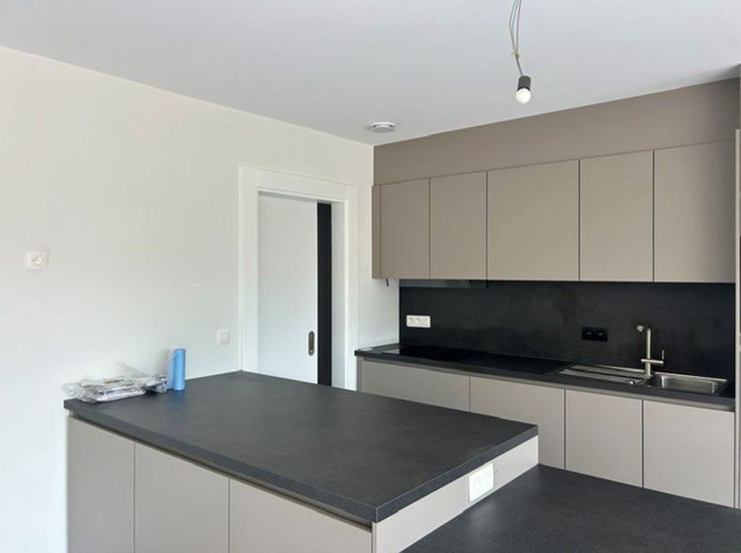 Nieuwbouwappartement gelegen in het centrum van Lanaken : inkomhal, woonkamer met ingerichte open keuken, berging, terras, apart toilet, 2 slaapkamers
