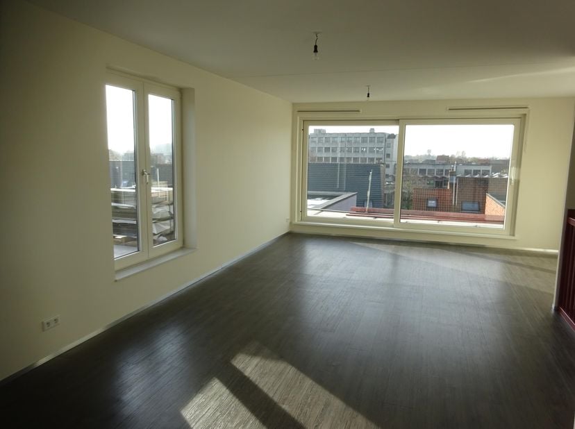 duplex appartement boven het gebouw van Albert Heijn en fietsen Mauro op Driespoort Shopping.<br />
gratis parking op de site<br />
ruim zuiders terra
