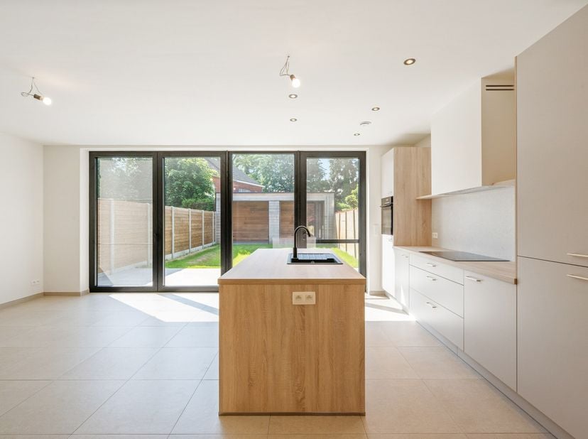 Deze BEN nieuwbouwwoning is gelegen op een rustige locatie te Turnhout. Vlakbij het centrum en op wandelafstand van winkels, school en openbaar vervoe