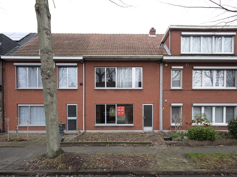 KARAKTERVOLLE WONING MET VEEL POTENTIEEL -<br />
<br />
Op zoek naar een woning die je volledig naar eigen smaak kan inrichten? <br />
Deze centraal g