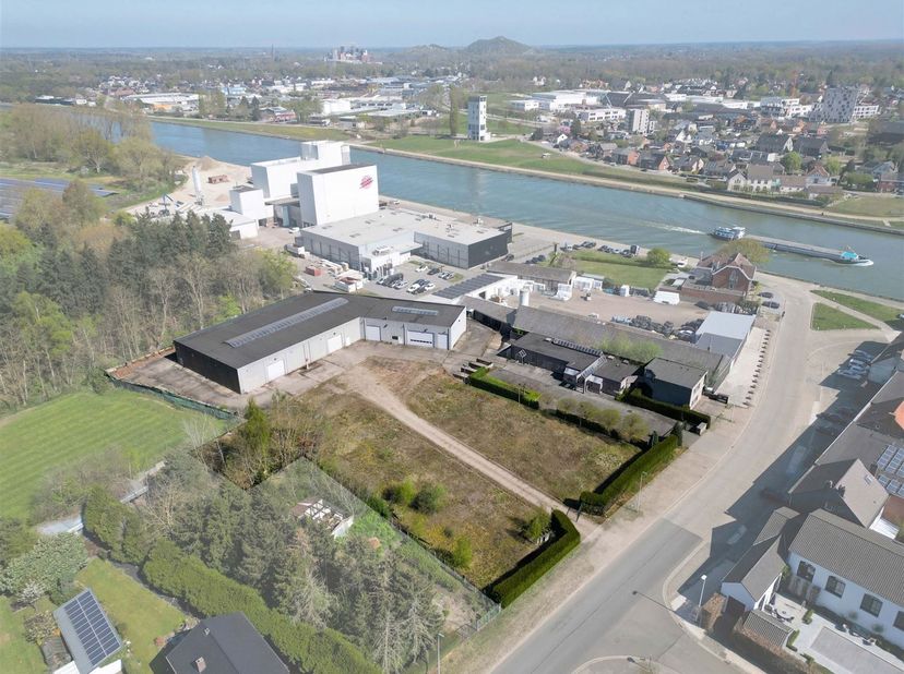 Ce bâtiment commercial multifonctionnel offre une surface totale d'environ 1 900 m² d'entrepôt (sous-sol inclus), complétée par 175 m² de bureaux.<br
