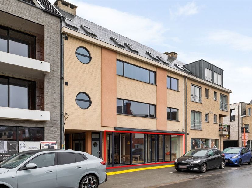 In het bruisende centrum van Grobbendonk bieden we deze instapklare commerciële gelijkvloerse ruimte te huur aan. De handelsruimte beschikt over een r