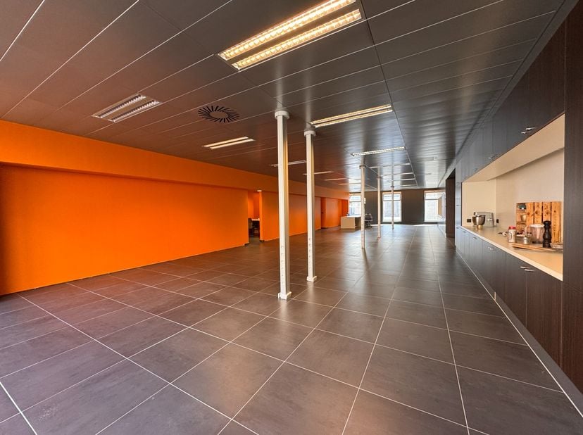 In het stadscentrum van Ieper bevindt zich deze instapklare kantoorruimte van +/- 317 m² aan het Colaertplein.<br />
<br />
De ligging in de stadskern